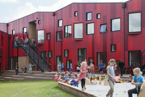 صيانة المنازل والمدارس والمستشفيات